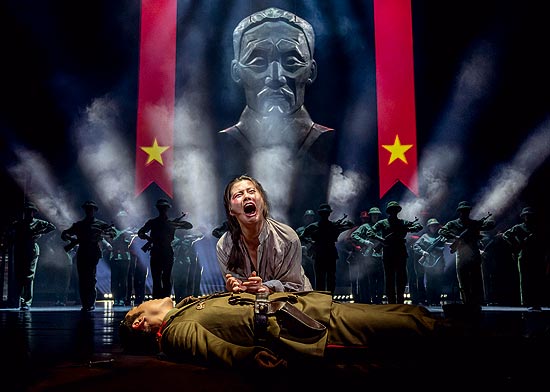 Vanessa Heinz (Kim) und James Park als „Tguy“ in "Miss Saigon" im Raimund Theater (©Fotos: VBW/Johan Persson)